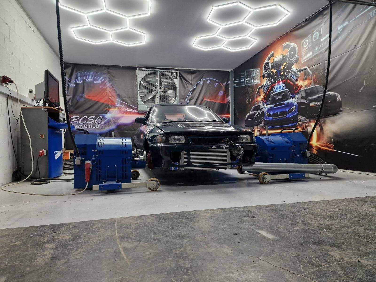 Μιά μαύρη Subaru δοκιμάζεται στο DYNO