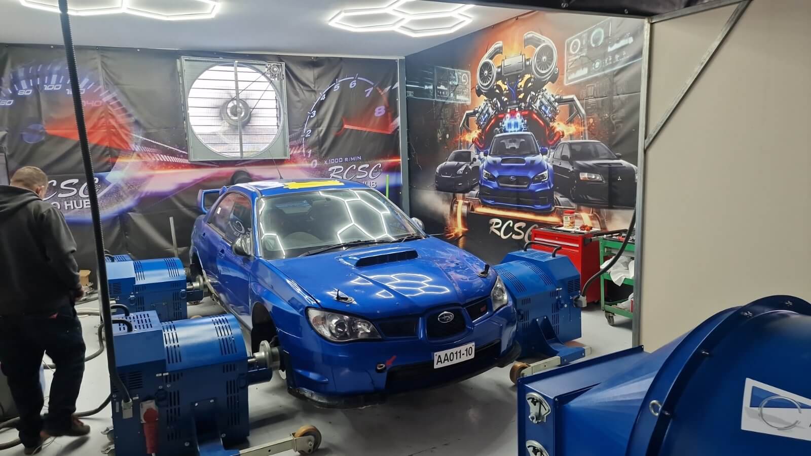 Μια Subaru δοκιμάζεται στο Dyno Hub